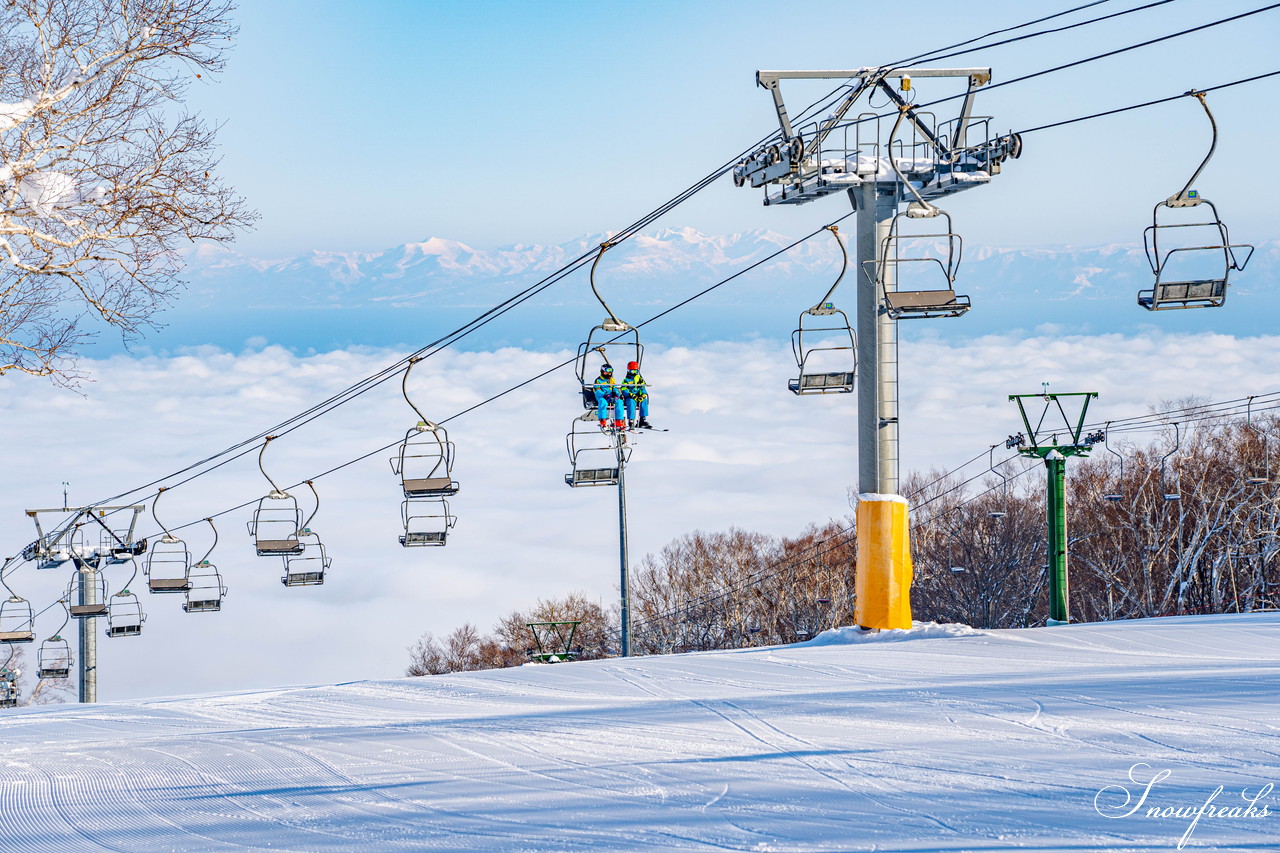 小樽天狗山スキー場　大雲海発生！息を吞む絶景とドライパウダー。北海道の雪山の魅力が詰まったローカルゲレンデを滑る！